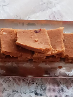 A picture of Gond Sukhadi/Gud Papdi.