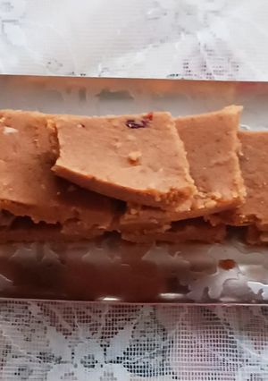 A picture of Gond Sukhadi/Gud Papdi.