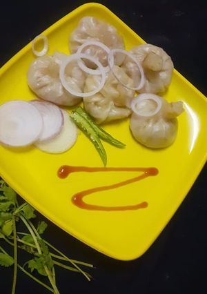 चाऊ मोमोज़ (Chow momos recipe in Hindi) रेसिपी मुख्य फोटो