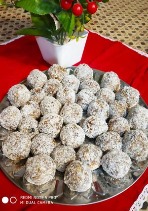 A picture of Dry fruits ladoo.