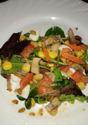 Una foto de Ensalada tibia de semillas peladas de girasol, champiñón, etc