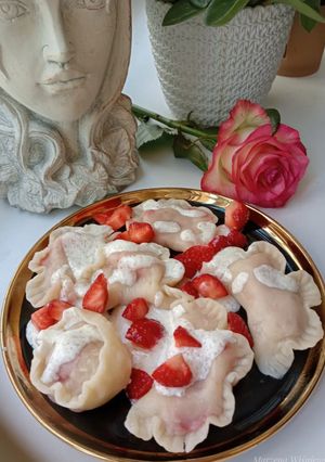 Zdjęcie przepisu Pierogi z truskawkami.