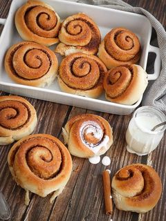 Una foto de Cinnamon rolls | Rollos de canela 🌀