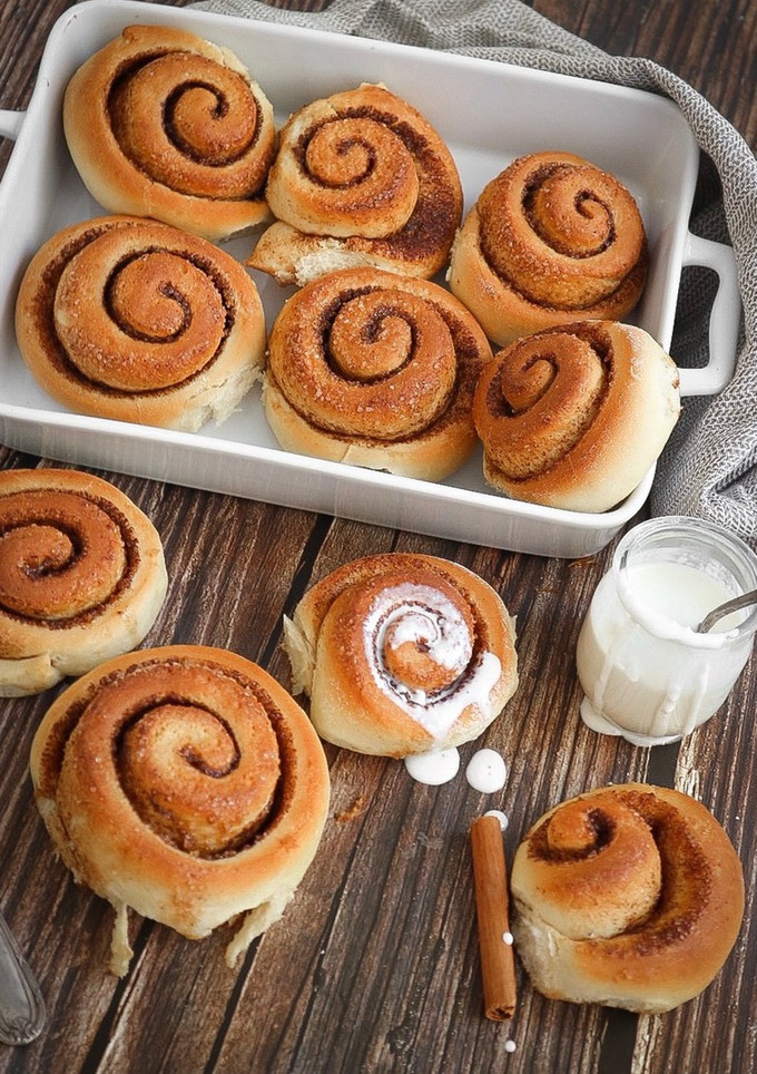Una foto de Cinnamon rolls | Rollos de canela 🌀