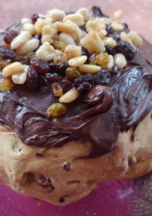 Una foto de Pan dulce navideño con frutos secos o chips de chocolate