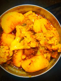 নিরামিষ আলু ফুলকপির দম(niramish aloo fulkopir dum recipe in Bengali) রেসিপির প্রধান ছবি