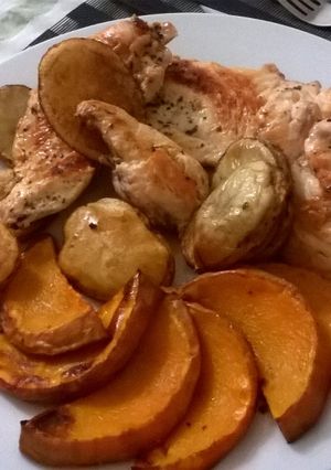 Una foto de Pechuga de pollo con papas y zapallo al horno