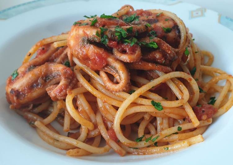 Spaghetti con Moscardini in umido 🍅🦑🍅