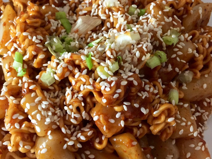 Langkah Mudah untuk Menyiapkan Home made spicy noodle ttoekbokki (tanpa gochujang) yang Lezat