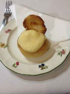 Una foto de Cestos de pan y huevo con sabayon de sidra 