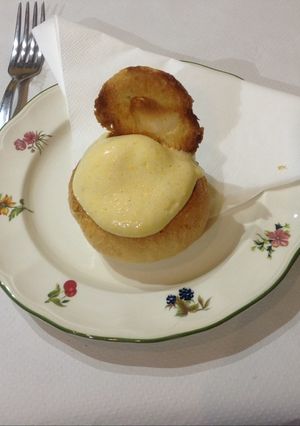 Una foto de Cestos de pan y huevo con sabayon de sidra