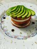 Ensalada de tomate salmón y queso fresco y aguacate con Vidalim