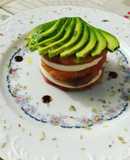 Ensalada de tomate salmón y queso fresco y aguacate con Vidalim