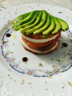Una foto de Ensalada de tomate salmón y queso fresco y aguacate con Vidalim