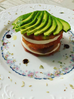 Una foto de Ensalada de tomate salmón y queso fresco y aguacate con Vidalim