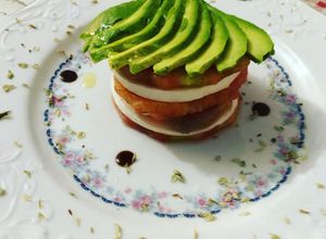 Una foto de Ensalada de tomate salmón y queso fresco y aguacate con Vidalim