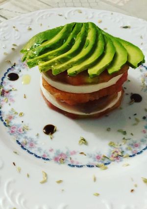 Una foto de Ensalada de tomate salmón y queso fresco y aguacate con Vidalim