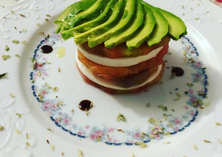 Ensalada de tomate salmón y queso fresco y aguacate con Vidalim