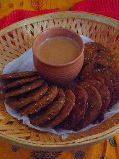 રીંગણ ની મઠરી (Ringan Mathri Recipe In Gujarati) રેસીપી મુખ્ય ફોટો