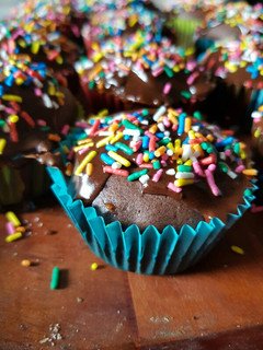 Una foto de Cupcakes de chocolate fácil😍
