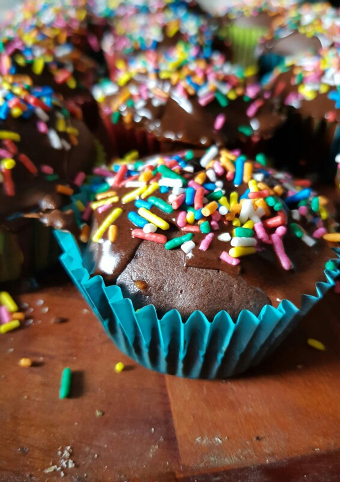 Una foto de Cupcakes de chocolate fácil😍