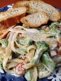 Una foto de Pasta Alfredo con Brócoli y Camarones