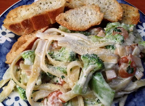 Una foto de Pasta Alfredo con Brócoli y Camarones