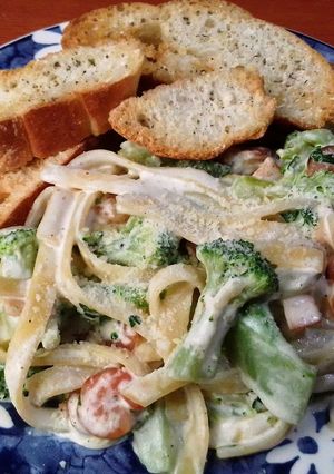Una foto de Pasta Alfredo con Brócoli y Camarones