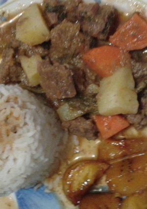 Una foto de Carne a la jardinera con plátanos dulces