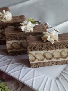 Húsvéti diós szelet fehérboros krémmel recept fotója