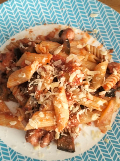Una foto de Macarrones con salchicha/longaniza y berenjenas