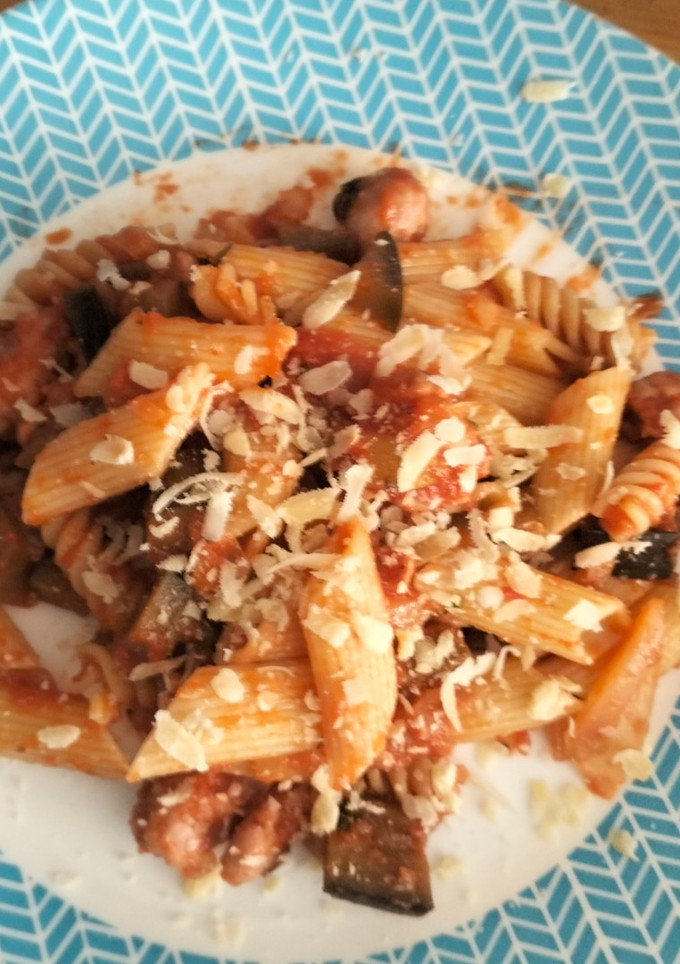 Una foto de Macarrones con salchicha/longaniza y berenjenas
