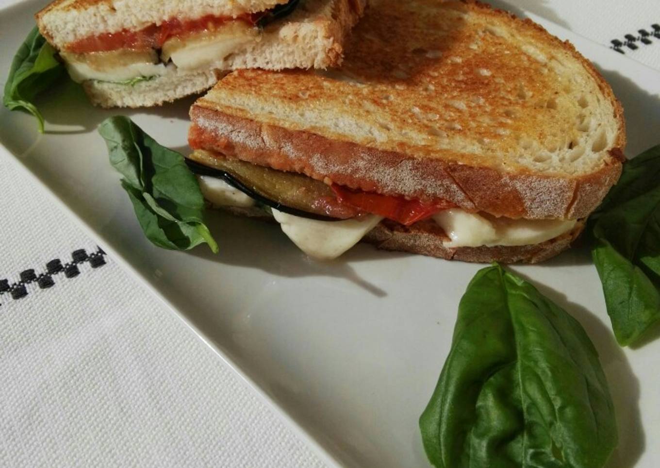Sándwich de berenjena, tomate y Mozzarella