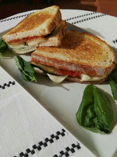 Una foto de Sándwich de berenjena, tomate y Mozzarella
