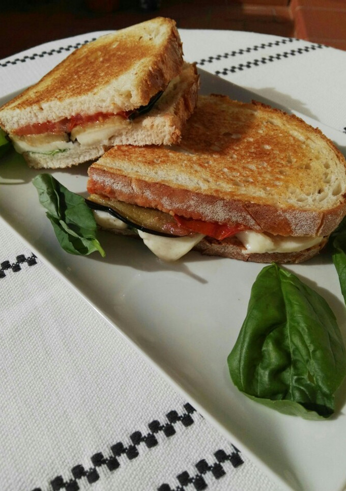 Una foto de Sándwich de berenjena, tomate y Mozzarella