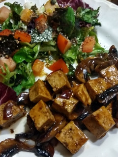 Una foto de Tofu con setas y salsa teriyaki