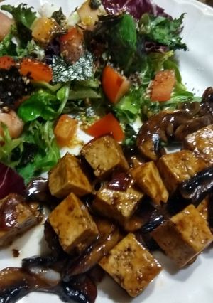 Una foto de Tofu con setas y salsa teriyaki