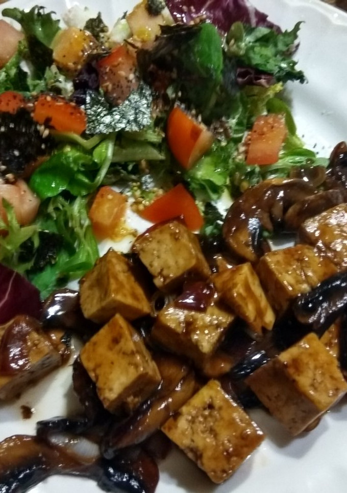 Una foto de Tofu con setas y salsa teriyaki