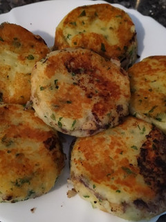 Una foto de Tortitas de patatas rellenas