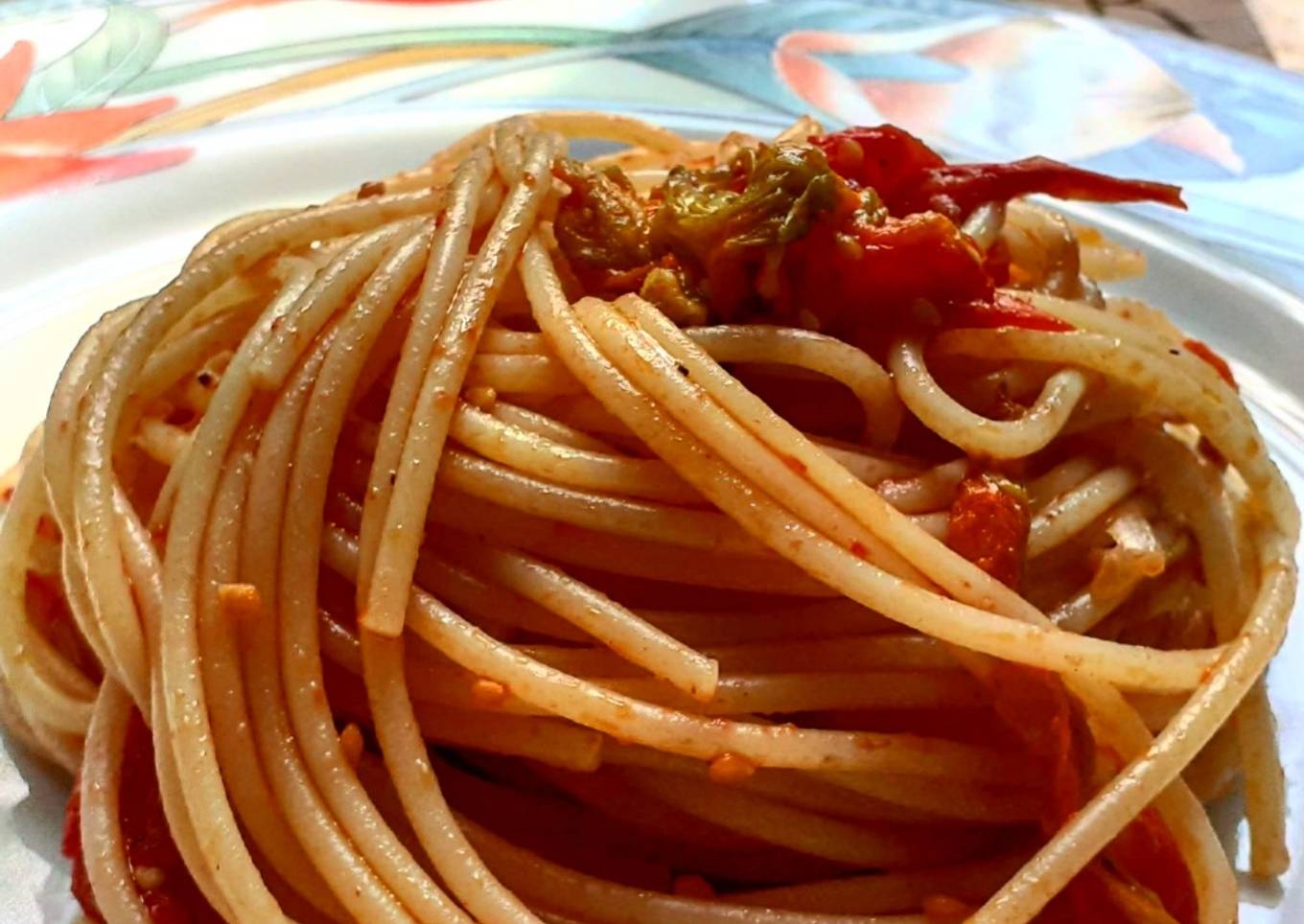 Spaghetti tomate cerises et fleurs de courgette