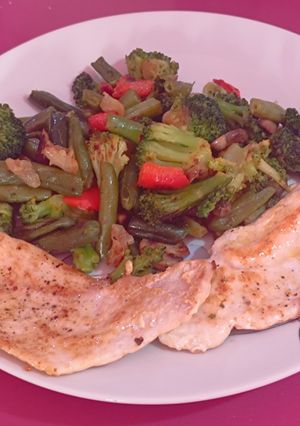 Una foto de Verduras salteadas con filetes de pollo a la plancha