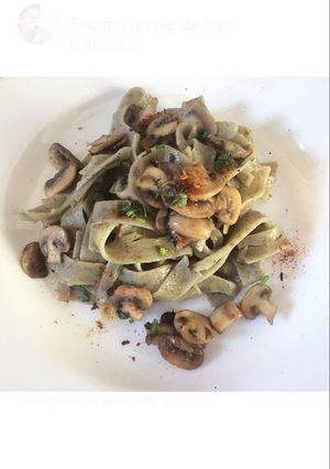 Una foto de Fetuccini con champiñones al ajillo (apta para veganos y vegetarianos)