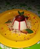 Panna cotta de coco con coulis de jamaica y mezcal oaxacaqueño