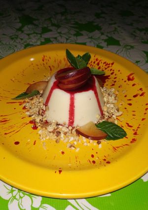 Una foto de Panna cotta de coco con coulis de jamaica y mezcal oaxacaqueño