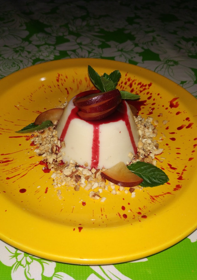 Una foto de Panna cotta de coco con coulis de jamaica y mezcal oaxacaqueño
