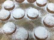 Una foto de polvorones de chocolate
