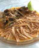 Sopa de fideo y bistec en salsa