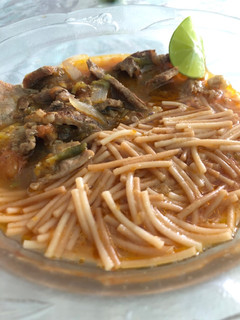 Una foto de Sopa de fideo y bistec en salsa