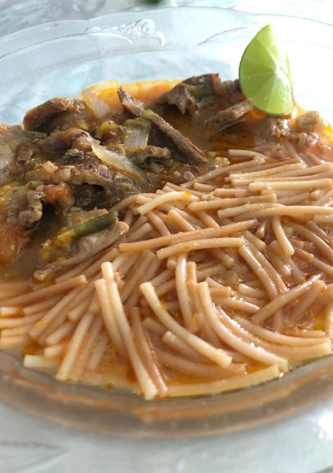 Una foto de Sopa de fideo y bistec en salsa