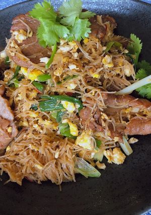 A picture of 🧑🏽🍳🧑🏼🍳 The Spicy Thai Noodles with Pork •Easy Rice Noodles Recipe |ThaiChef food.